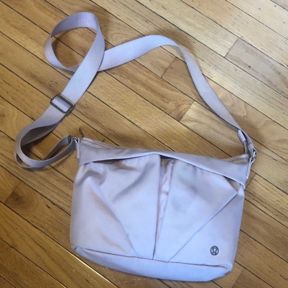 Lululemon Festival Bag II in light pink